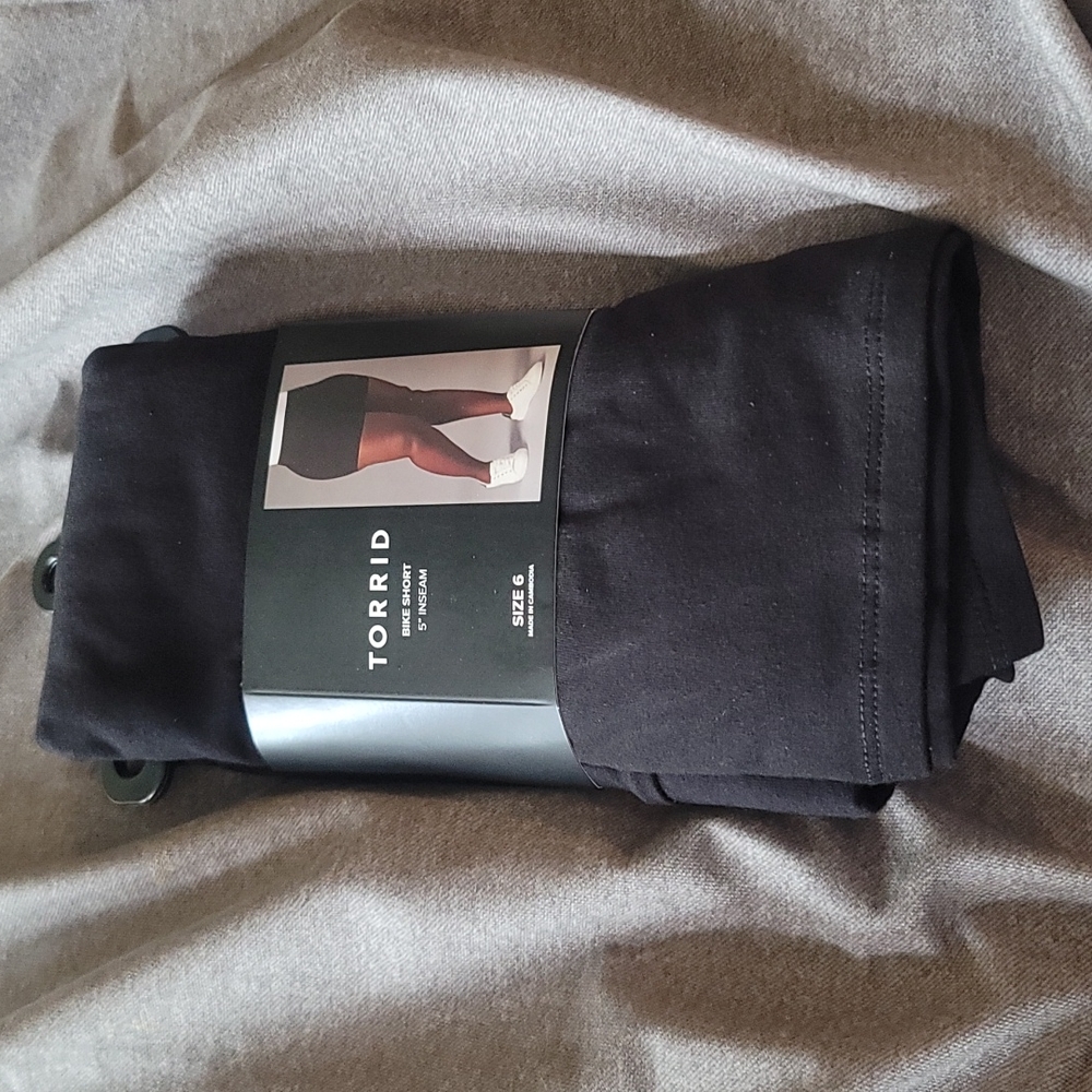 TORRID BLACK SEAMLESS BIKE SHORT: 5" INSEAM: NWT: SZ 6